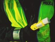 policjant w kamizelce odblaskowej w urządzeniem alcoblow